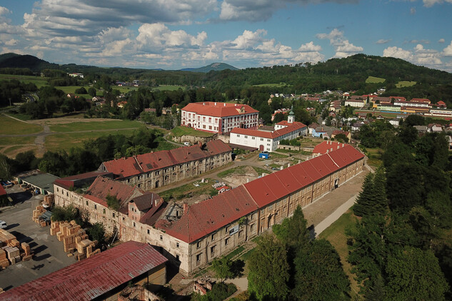 Celkový pohled na areál hospodářského dvora a zámek Zákupy